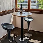 Grosse Mit Loggia Und Garten In Apartment *