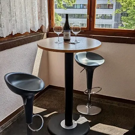 Grosse Mit Loggia Und Garten In Appartement *