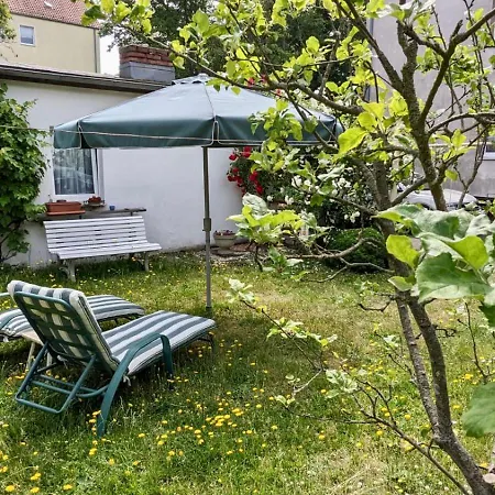 Grosse Mit Loggia Und Garten In *
