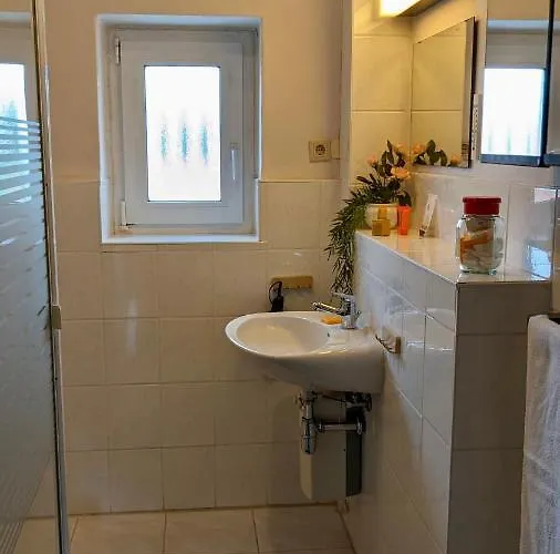 Grosse Mit Loggia Und Garten In *